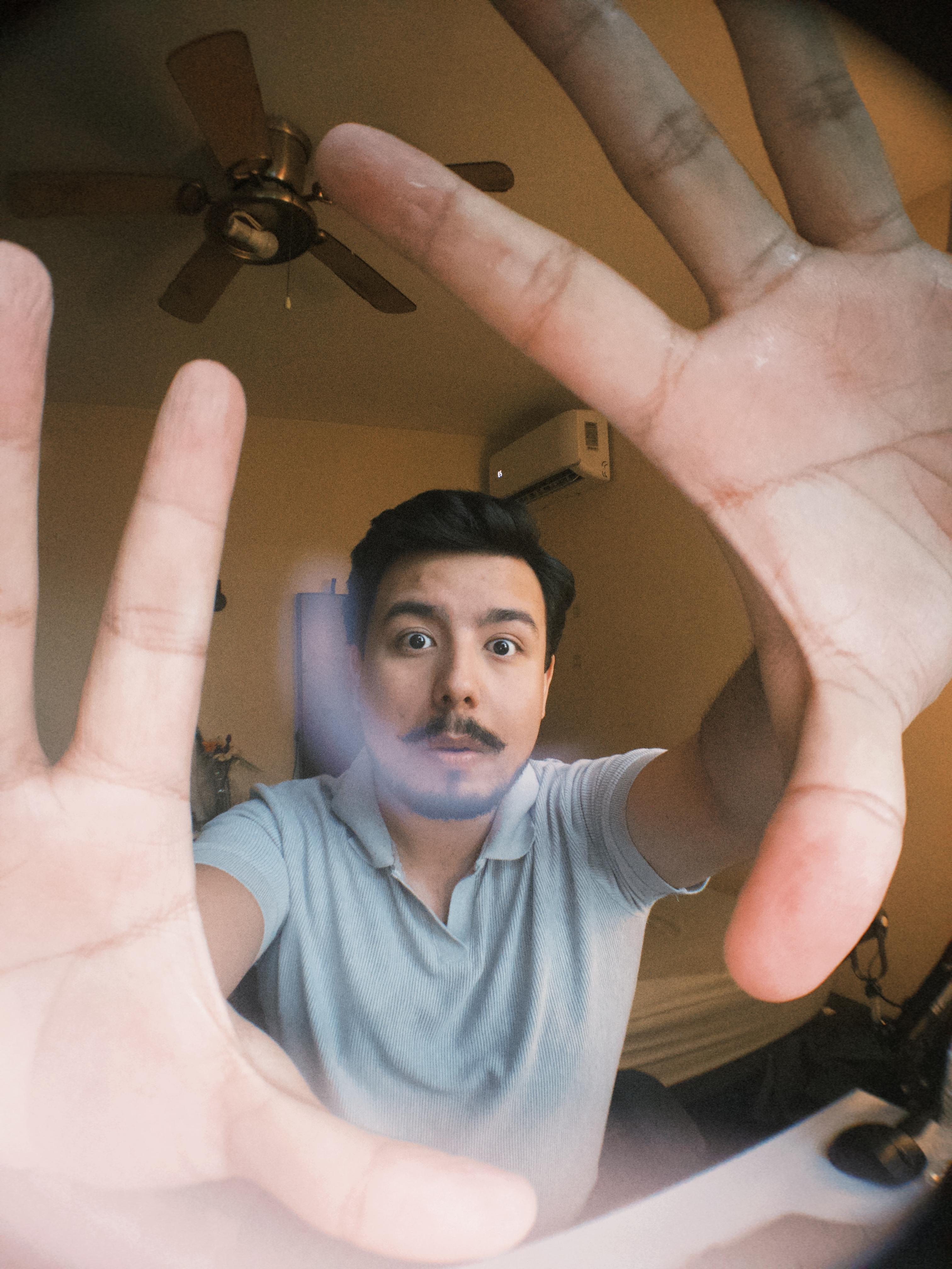 Daniel Reyna escribiendo newsletter